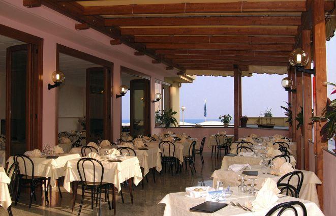 Hotel Ideale 瓦拉泽 外观 照片